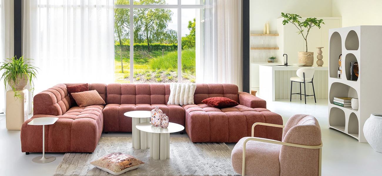 Hoekbank Malaga met de Quinny bergkast en de Elise fauteuil en de Cinta bijzettafels